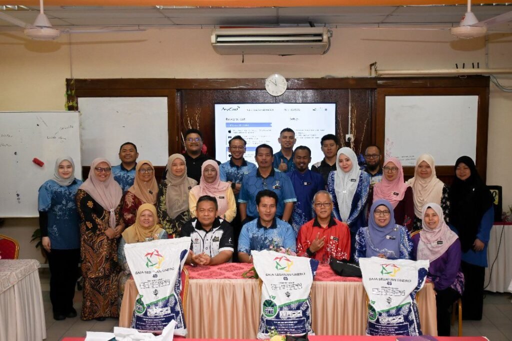 SINERGI PERDANA SDN. BHD. BERBESAR HATI MENJAYAKAN PROGRAM CSR – PENYERAHAN BAJA SINERGI KEPADA SEKOLAH KEBANGSAAN BUKIT KEMUNING (2), SEKOLAH KEBANGSAAN BATU UNJUR DAN SEKOLAH KEBANGSAAN TELOK MENEGON SEMPENA PROGRAM SEKOLAH LESTARI ALAM.